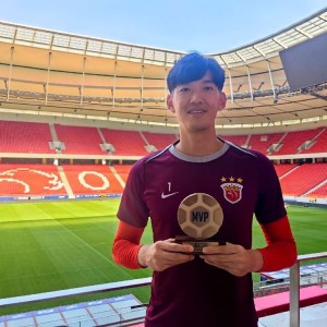 懂球帝中超MVP丨颜骏凌：范德萨34岁去曼联，我也想在34岁再成功